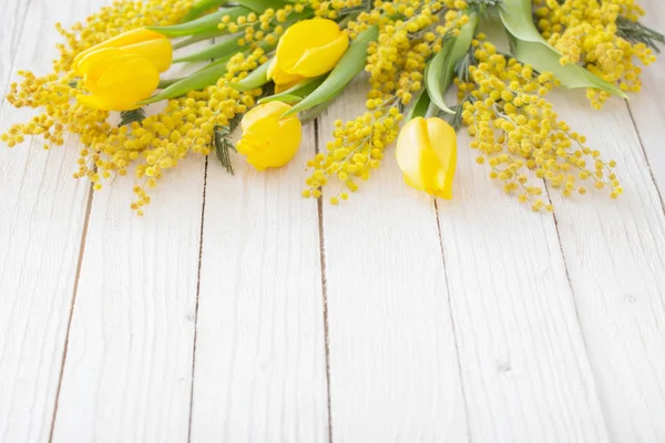 Tulpen Und Mimosen Auf Weißem Holzhintergrund — Stockfoto