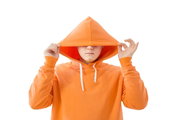 Jonge Man Oranje Sweater Bedekt Zijn Gezicht Met Kap — Stockfoto