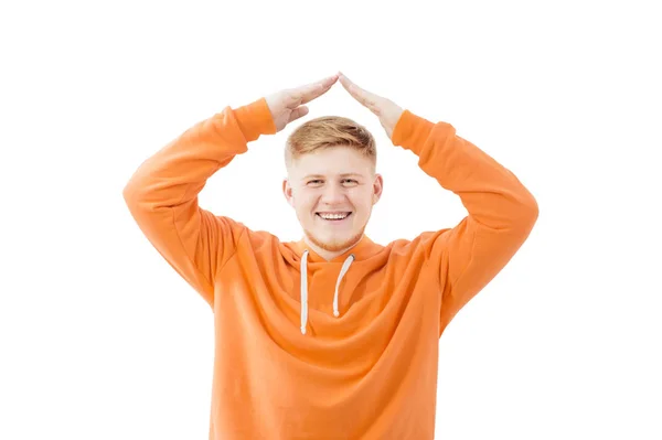 Szczęśliwy Młody Człowiek Pomarańczowej Bluzie Odizolowany Białym Tle Koncepcja Ochrony — Zdjęcie stockowe