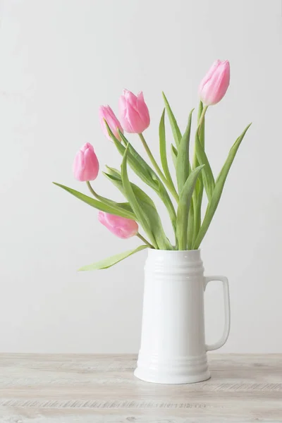 Tulipes Roses Céramique Blanche Sur Table Bois Sur Fond Blanc — Photo
