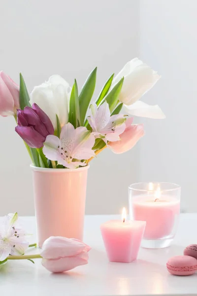 Tulpen Vase Und Makronen Auf Weißem Hintergrund Konzept Frauentag Oder — Stockfoto