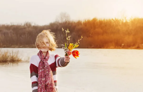 Schöne Glückliche Teenager Mädchen Mit Tulpen Auf Dem Hintergrund Frühling — Stockfoto