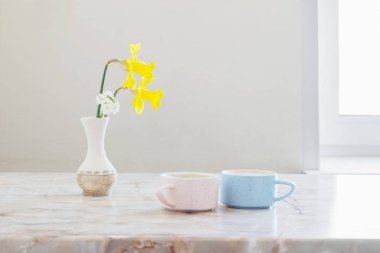 Mermer masada bir fincan kahve.