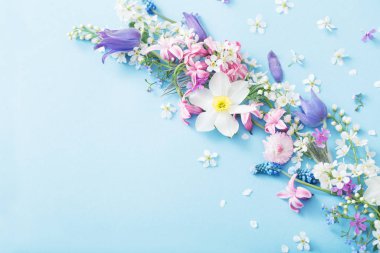 Kağıt arkaplanda güzel bahar çiçekleri