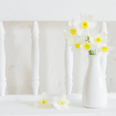 beyaz arka planda beyaz vazo daner