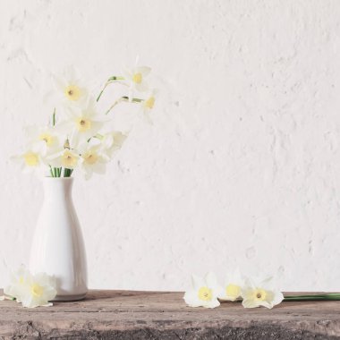 beyaz arka planda beyaz vazo daner