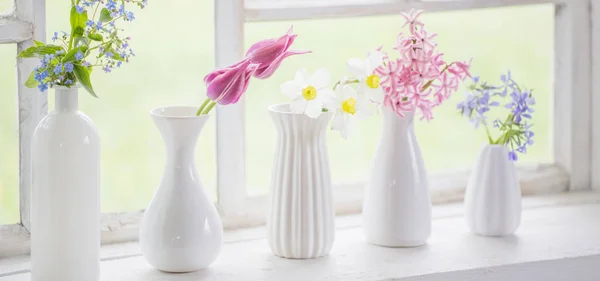 Beyaz Vazodaki Bahar Çiçekleri Eski Pencere Eşiğinde — Stok fotoğraf