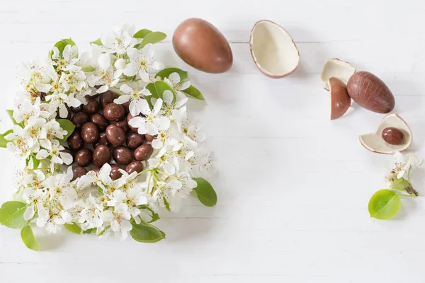 Schokolade Ostereier Mit Frühlingsblumen Auf Holzgrund — Stockfoto