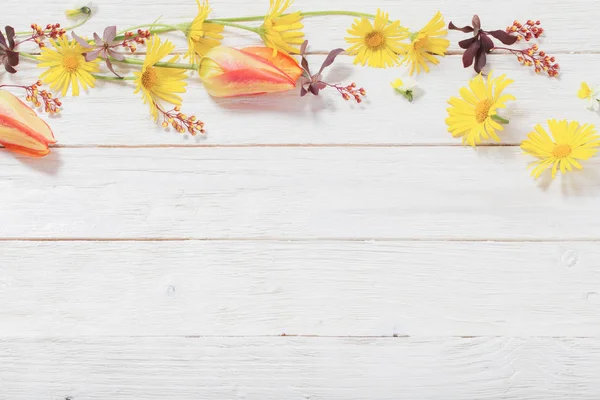 Flores Sobre Fondo Madera Blanco —  Fotos de Stock