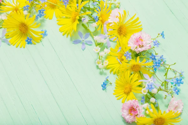 Yeşil Ahşap Arka Planda Güzel Çiçekler Çerçevesi — Stok fotoğraf