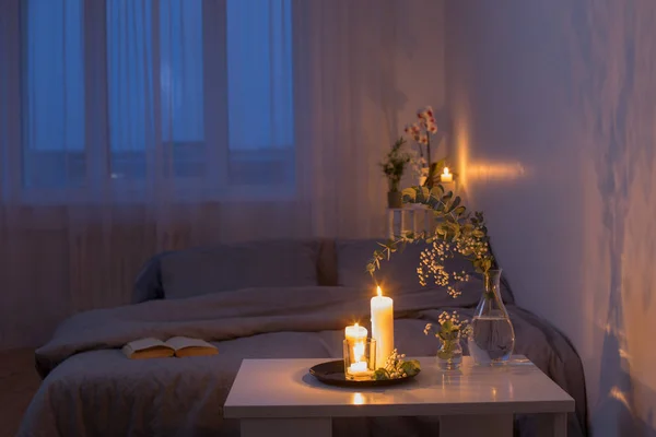Natt Interiör Sovrum Med Blommor Och Brinnande Ljus — Stockfoto