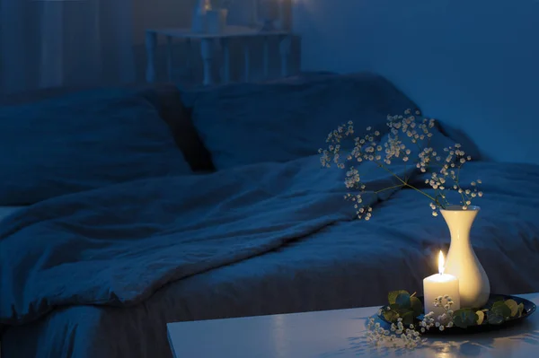 Notte Interno Della Camera Letto Con Fiori Candele Accese — Foto Stock