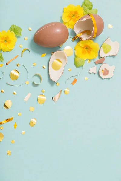 Velikonoční Čokoládové Vejce Zlatými Konfety Jarní Květiny Pozadí Modrého Mátového — Stock fotografie