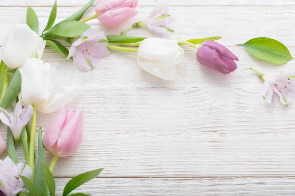 Tulipani Sfondo Bianco Legno Concetto Vista Dall Alto Della Donna — Foto Stock