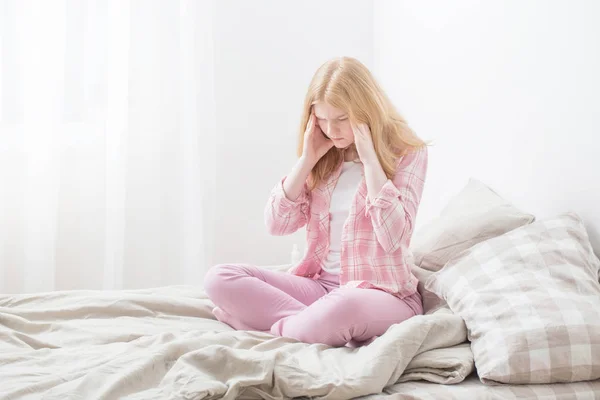 Tiener Meisje Met Hoofdpijn Slaapkamer — Stockfoto