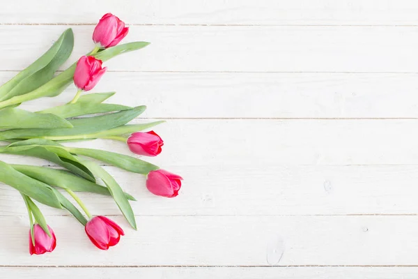 Różowe Tulipany Białym Tle Drewniane — Zdjęcie stockowe