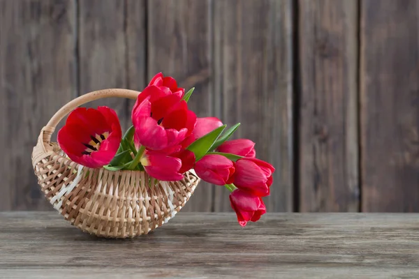 Červené Tulipány Koši Staré Dřevěné Pozadí — Stock fotografie