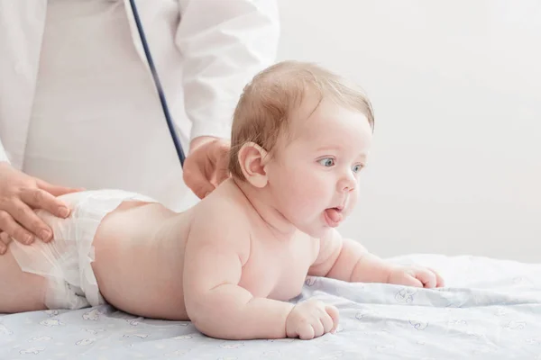 Médico Escuta Criança Pequena Com Estetoscópio — Fotografia de Stock