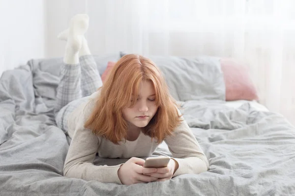 Έφηβος Κορίτσι Smartphone Στο Κρεβάτι — Φωτογραφία Αρχείου