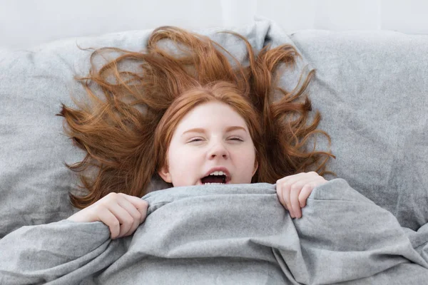 Lustige Teenager Mädchen Auf Dem Bett — Stockfoto