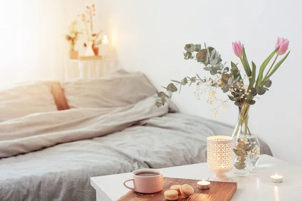 Innenraum Des Schlafzimmers Mit Blumen Kerzen Und Tee — Stockfoto
