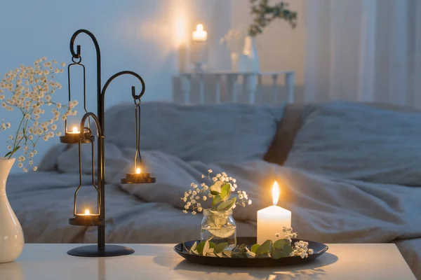 Antiker Kerzenständer Mit Brennenden Kerzen Schlafzimmer — Stockfoto