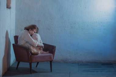 Korku filmindeki beyaz elbiseli korkunç kız.