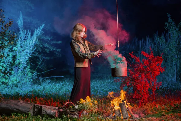 Fiatal Boszorkány Tűz Éjszakai Erdőben Készül Mágikus Főzet — Stock Fotó