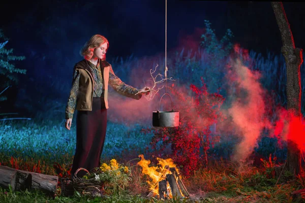 Young Witch Fire Night Forest Prepares Magic Potion — Stock Photo, Image