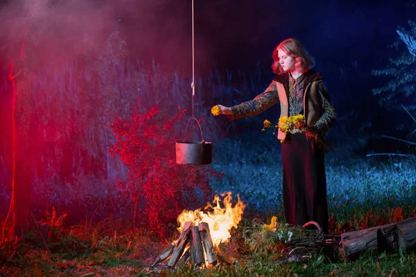 Joven Bruja Por Fuego Bosque Nocturno Prepara Poción Mágica — Foto de Stock