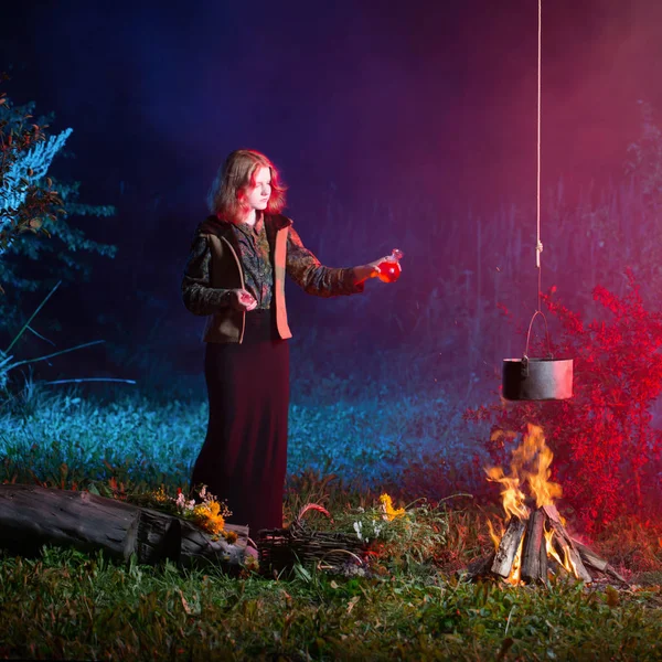 Fiatal Boszorkány Tűz Éjszakai Erdőben Készül Mágikus Főzet — Stock Fotó