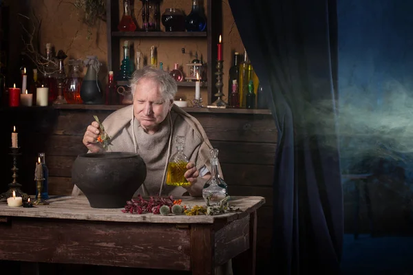 高齢の錬金術師僧侶は魔法の薬を醸造する — ストック写真