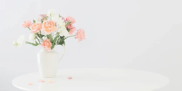 Hermosas Rosas Jarra Blanca Cerámica — Foto de Stock