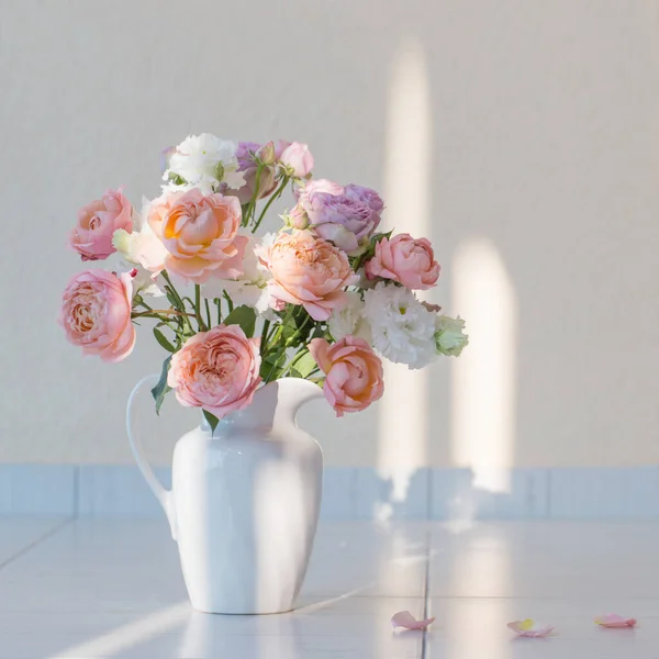 美丽的玫瑰在陶瓷白壶 — 图库照片