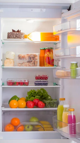 Weißer Kühlschrank Mit Verschiedenen Lebensmitteln — Stockfoto