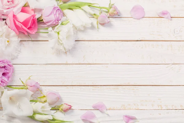 Flores Rosas Blancas Sobre Fondo Blanco Madera — Foto de Stock