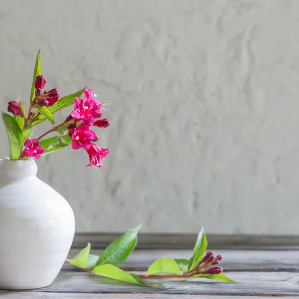 Flores Rosadas Verano Jarrón Blanco Sobre Mesa Madera — Foto de Stock