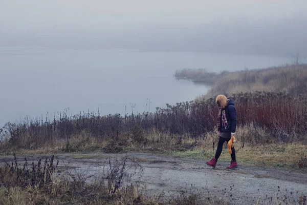 Tråkig Tonårstjej Med Nallebjörn Landsvägen Vid Dimmig Sjö Begreppet Tonårs — Stockfoto