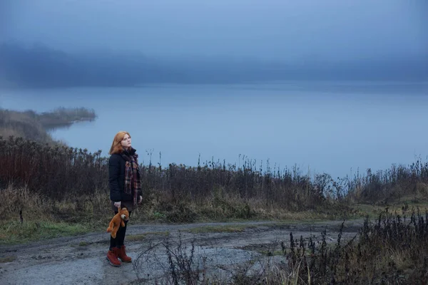 Triste Adolescente Con Osito Peluche Carretera Junto Lago Niebla Concepto —  Fotos de Stock