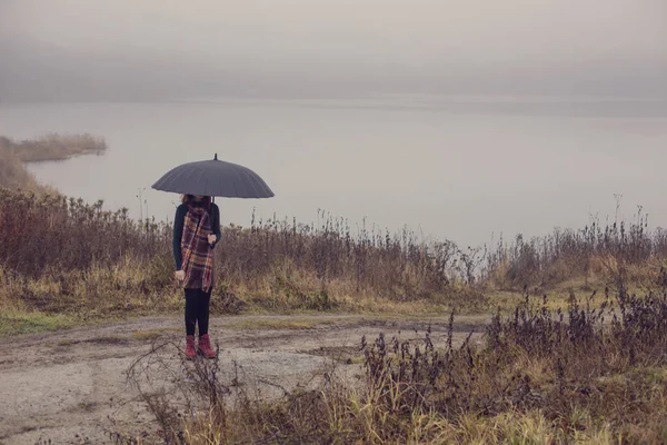 黑雾湖上有一把黑色雨伞的小女孩 — 图库照片