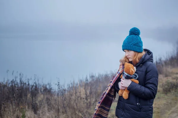 Ragazza Adolescente Triste Abbracciare Orsacchiotto Dal Lago Nebbioso Concetto Adolescenza — Foto Stock