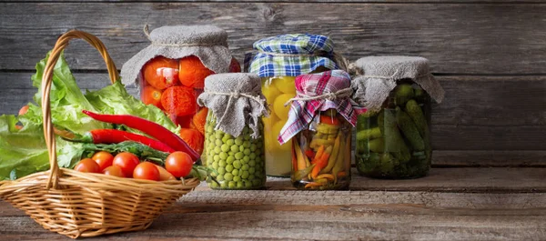 Vegetais Enlatados Frascos Fundo Madeira — Fotografia de Stock