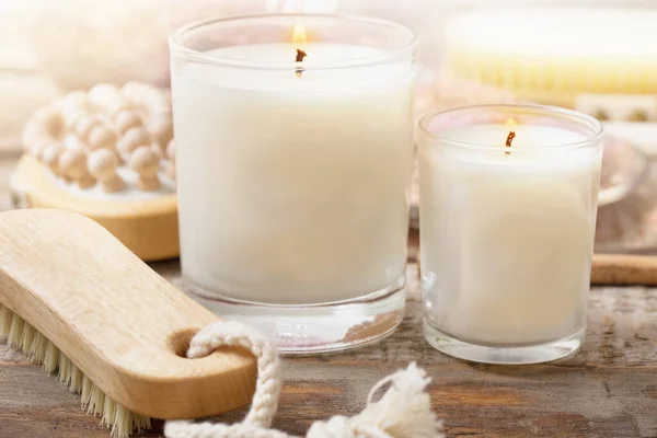 Aromatiska Ljus Med Massagebrush Trä Bakgrund Närbild — Stockfoto
