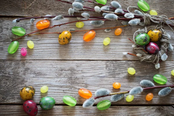 Uova Pasqua Caramelle Vecchio Sfondo Legno — Foto Stock