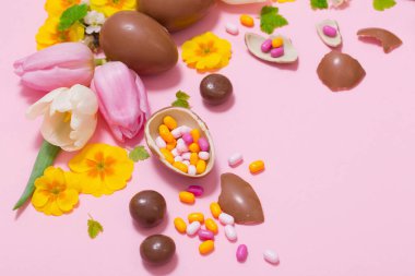 Yumurta ve çiçekli paskalya pembesi
