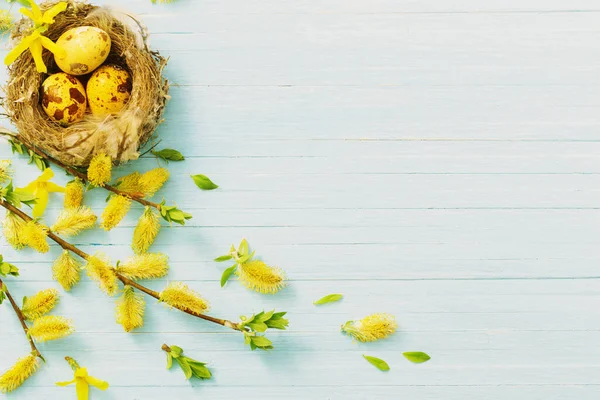 Ostereier Nest Mit Gelben Blumen Auf Hölzernem Hintergrund — Stockfoto