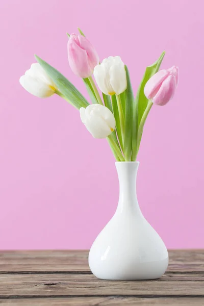 Tulpen Witte Vaas Roze Achtergrond — Stockfoto