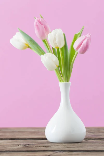 Tulipas Vaso Branco Sobre Fundo Rosa — Fotografia de Stock