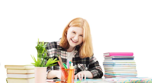 Souriant Adolescent Étudiant Fille Faire Des Devoirs Isolé Sur Blanc — Photo