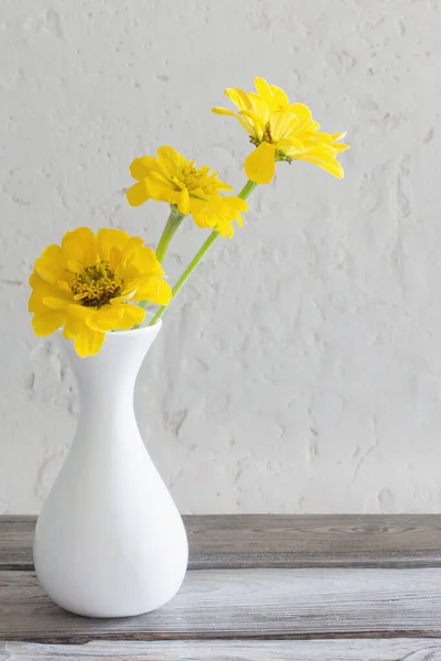 Gele Zinnia Witte Vaas Houten Tafel — Stockfoto